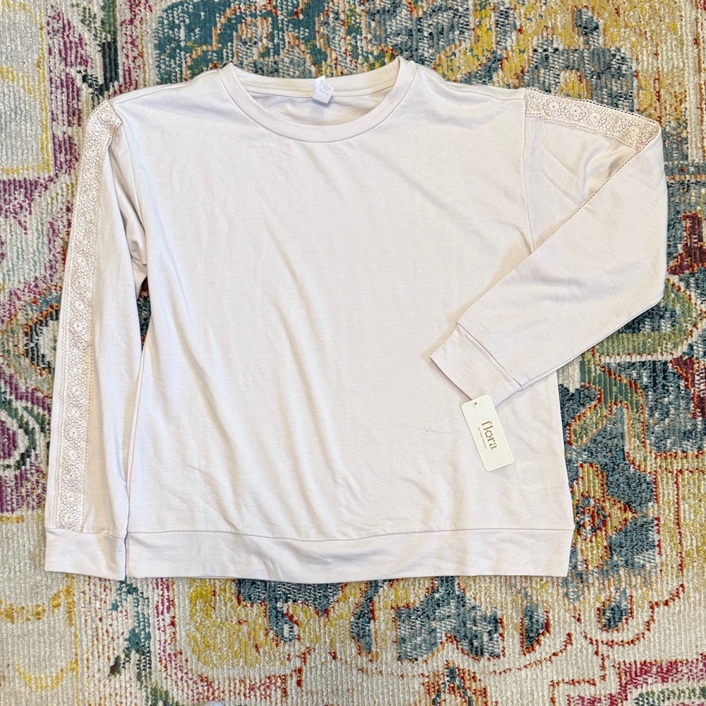 Flora Nikrooz Cream Top with lace detail on sleeve nwt size medium